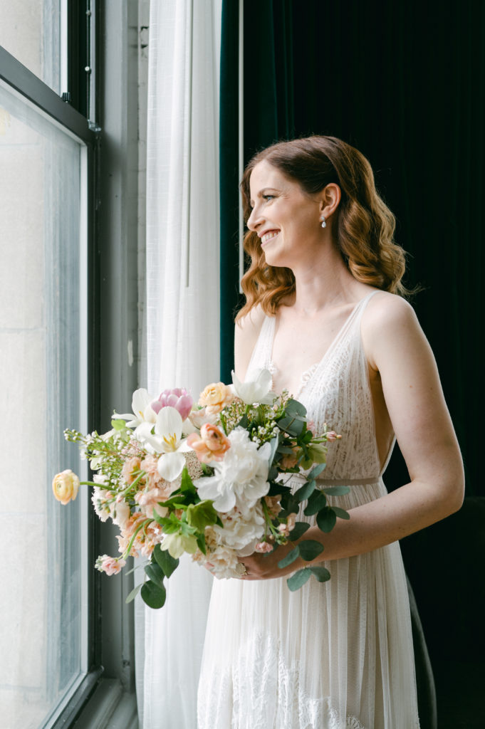 St. Louis bride with bouquet